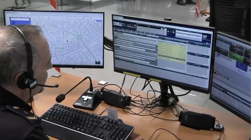 Un agente de la Policía Nacional en la sala CIMACC-091