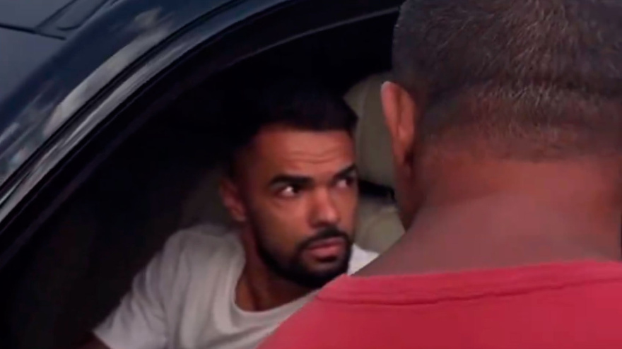 Uno de los jugadores del Corinthias, ante los ultras a la salida del entrenamiento