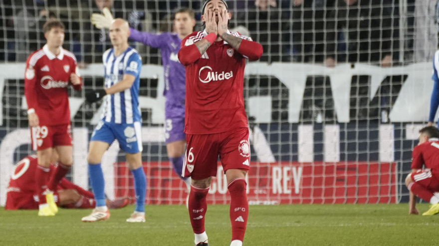 VITORIA, 17/12/2025.- El centrocampista del Sevilla Nemanja Gudelj, durante el partido de dieciseisavos de final de la Copa del Rey que disputan hoy miércoles Alavés y Sevilla en el estadio de Mendizorroza, en Vitora. EFE/L. Rico.