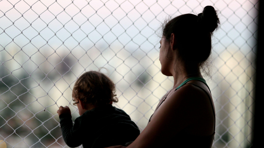 Una madre presa con su hijo