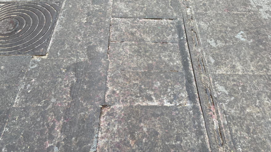 Los peligros de la cera en las calles: Lipasam intentará retirarla en menos días en los 40 kilómetros de calles donde está adherida