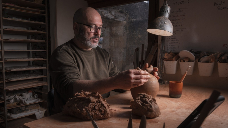 Marcelo Skapinakis en su taller de cerámica