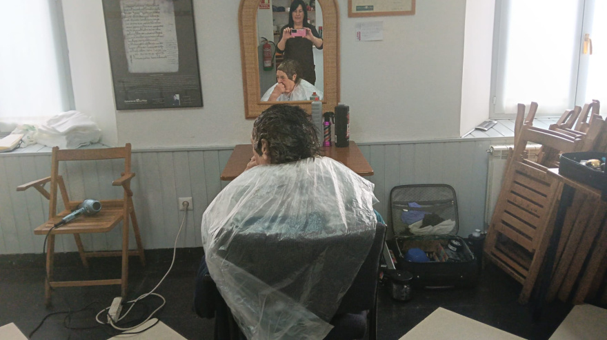 Ana, en su peluquería rural itinerante