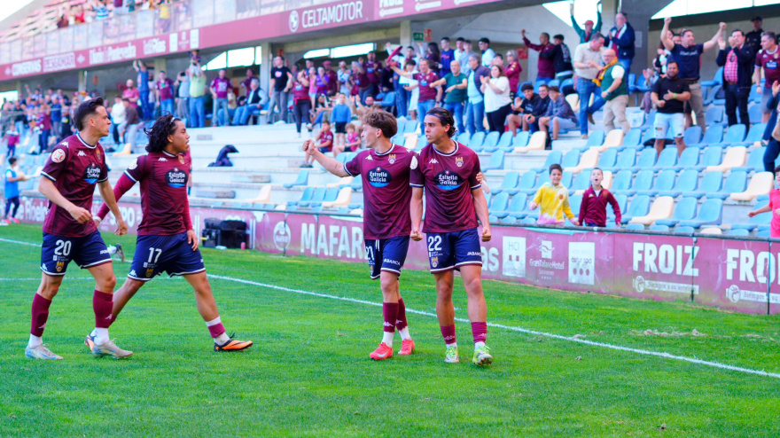 Los jugadores del Pontevedra celebran el primer gol en Pasarón ante el Barakaldo