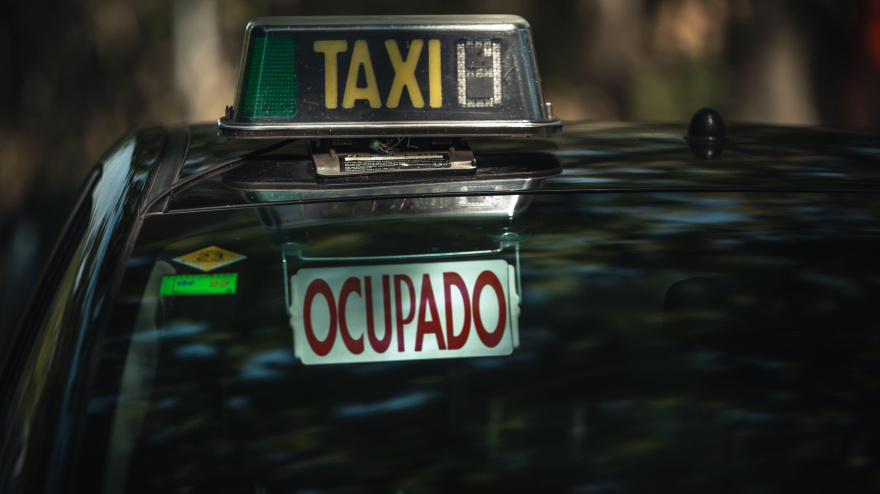 Un taxi con el cartel de ocupado
