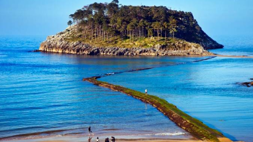 Isla de San Nicolás en la playa de Isuntza, en Lekeitio