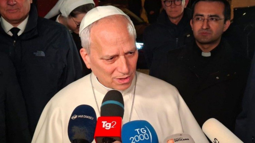 El papa León XIV responde a las preguntas de la prensa al salir de la residencia papal en Castel Gandolfo para regresar al Vaticano.