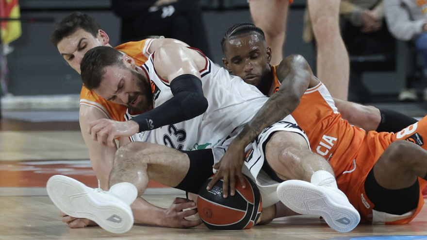 Montero y Pradilla van al suelo a por un balón