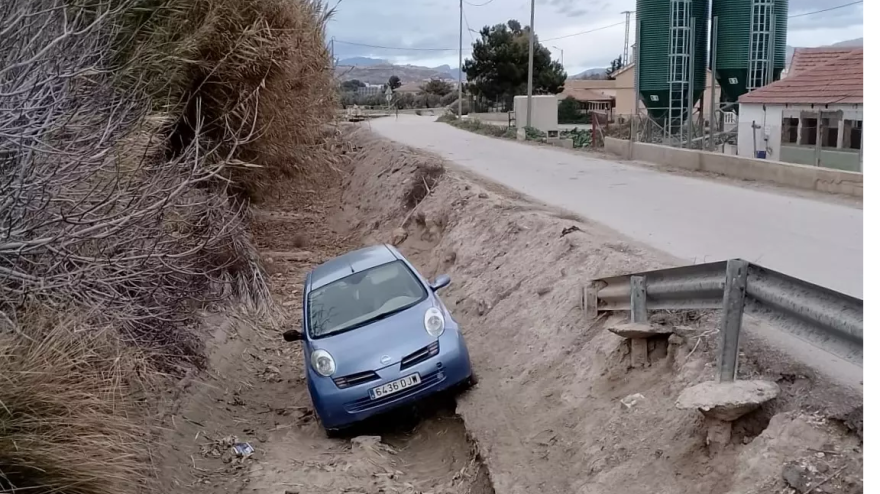 Uno de los vehículos accidentados al caer al brazal de riego