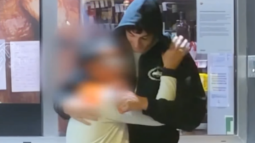 Captura de pantalla del vídeo de Plex junto al argentino que lleva ocho años sin ver a su madre