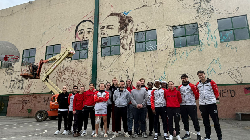 Rubén Paz ya inició el diseño del mural en la fachada oeste del edificio, unos primeros trazos que fueron seguidos de cerca por integrantes de la plantilla del Ensino