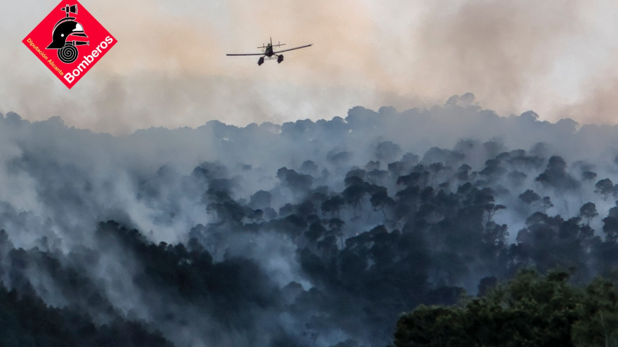 Evolución favorable en el incendio forestal de Tibi, al que se incorporan 2 medios aéreos