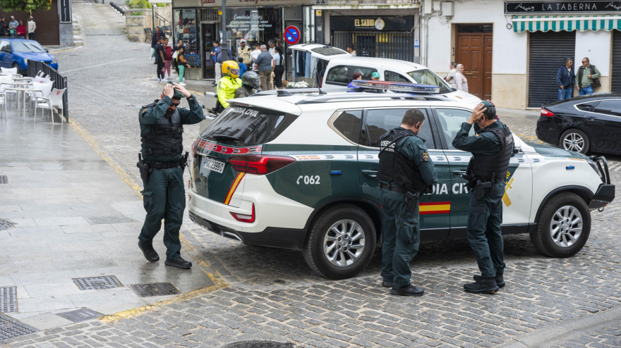 La Guardia Civil ha reforzado en las últimas horas su presencia en Montefrío (Granada) para evitar tensiones y altercados después de que un hombre de 45 años, ya detenido, agrediera este lunes con un hacha en la calle a dos mujeres y a un hombre que resultaron heridos. EFE/ Miguel Angel Molina