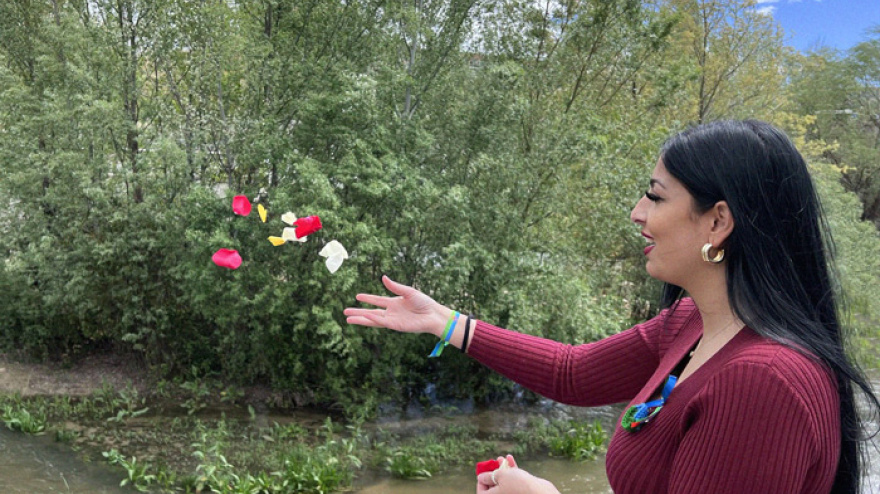 La ceremonia del río con el lanzamiento de claveles es uno de los actos tradicionales