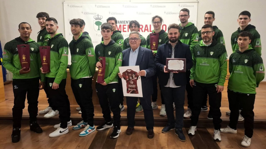 Visita del Voleibol Almendralejo al Ayuntamiento
