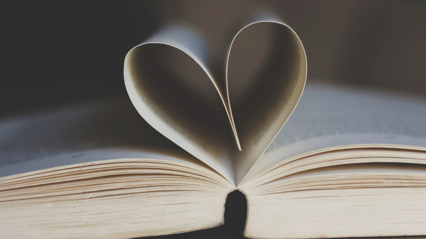 Un libro formando un corazón