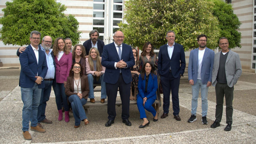 Manolo Torralbo (centro), con su equipo.
