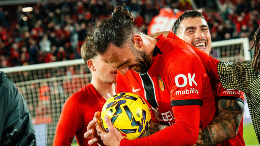 Vedat Muriqi con el balón de su primer triplete