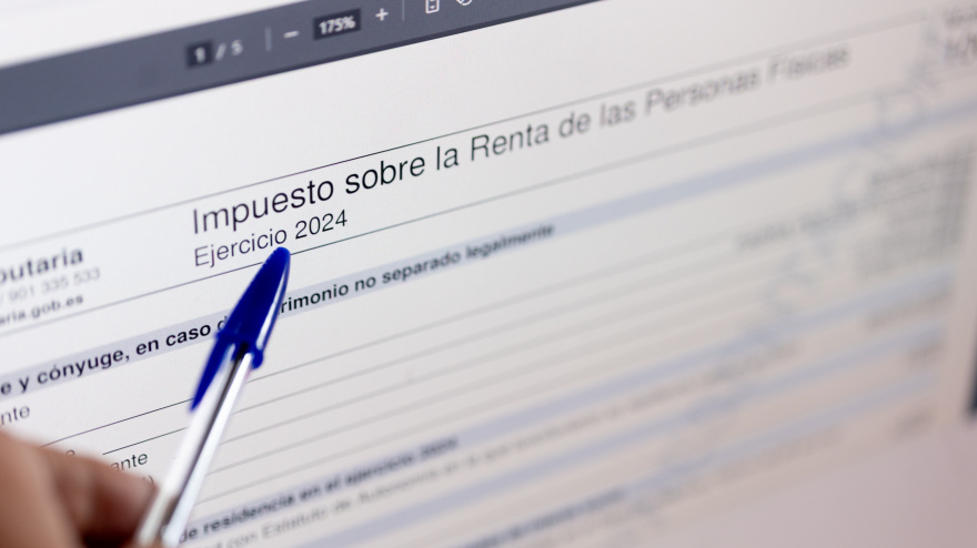Una persona cumplimenta la declaración de la Renta