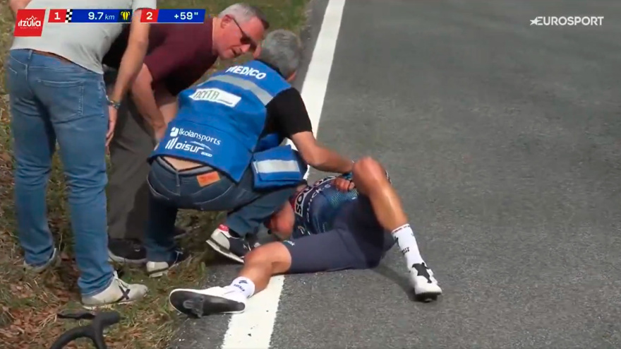 Mikel Landa fue golpeado por el coche médico que conducía Santi Blanco.