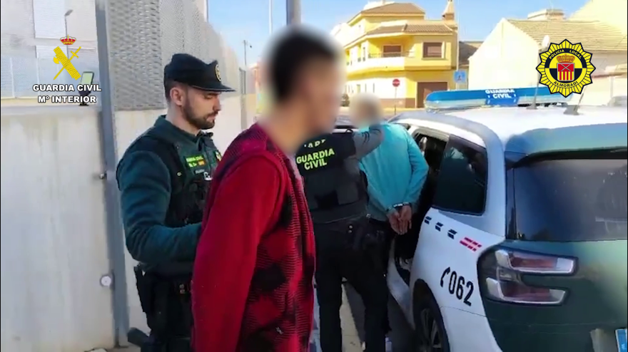 La Guardia Civil detiene a dos jóvenes por robos en vehículos