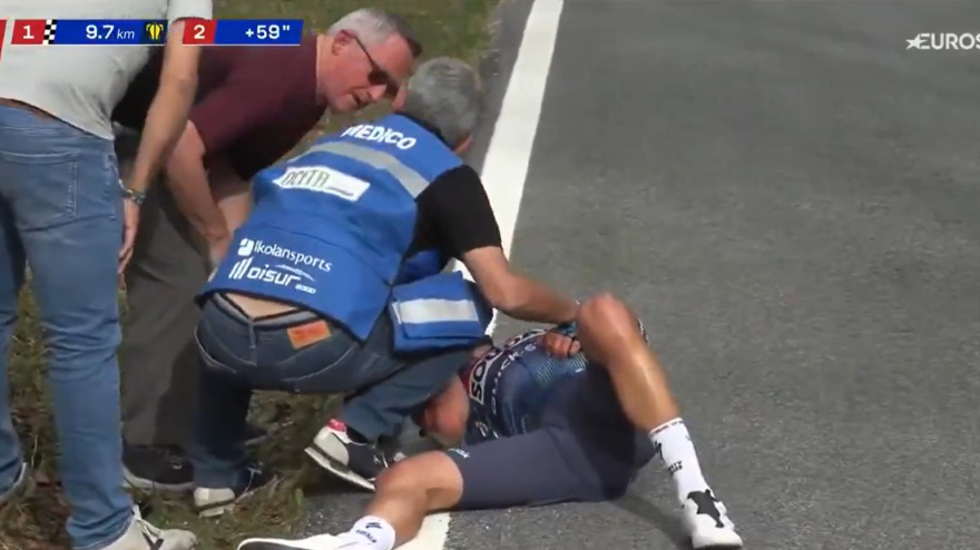 Mikel Landa, en el suelo después de su accidente con el coche médico en la Itzulia.