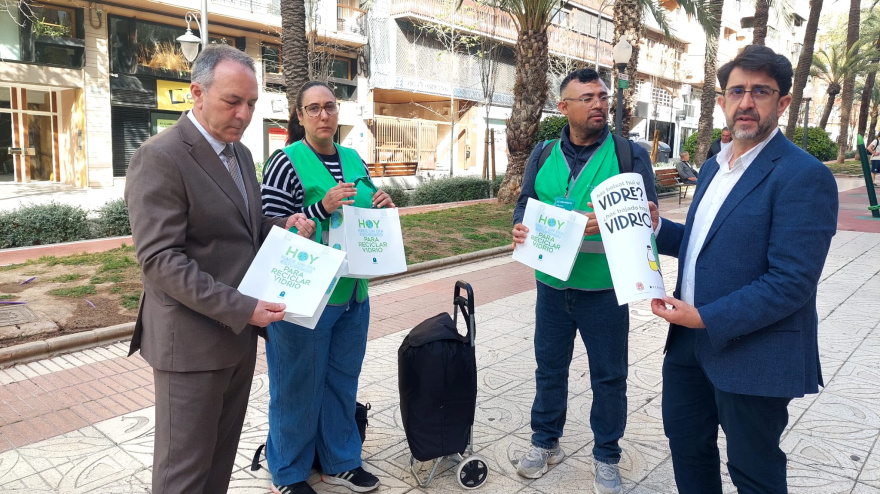 Rafael Alemañ, edil de Limpieza Viaria: "A través de esta campaña se pretende incrementar las toneladas de residuos de envases de vidrio".