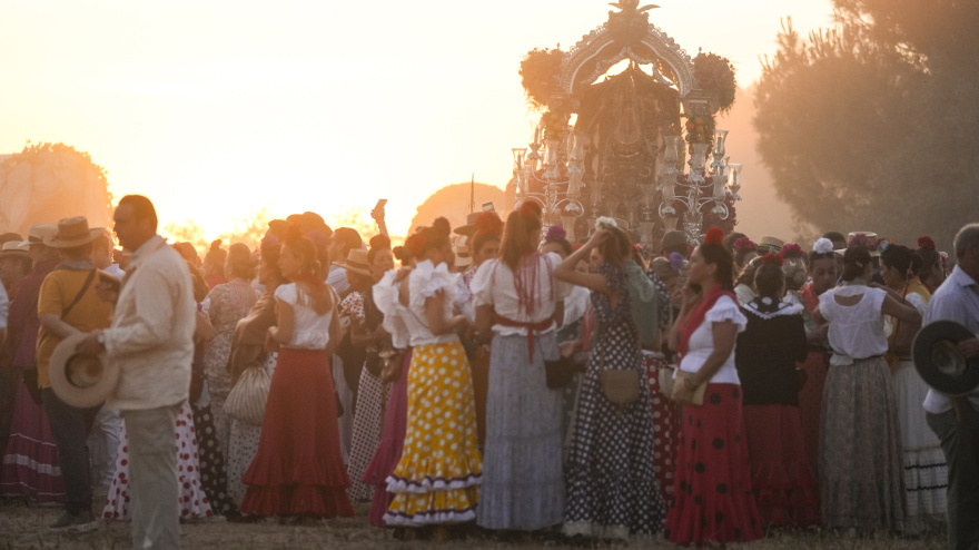 (Foto de ARCHIVO)Imágenes de la Hermandad del Rocío de Triana en el carril que une la Hacienda Tornero con el Vado del Quema al amanecer, a 6 de junio de 2025 en Sevilla (Andalucía, España). La Romería del Rocío va llegando a su punto más álgido que es la salida de la Virgen en la madrugada del Domingo de Pentecostés. Las hermandades ya están, poco a poco, por los caminos que llevan a Almonte.Joaquín Corchero / Europa Press06/6/2025