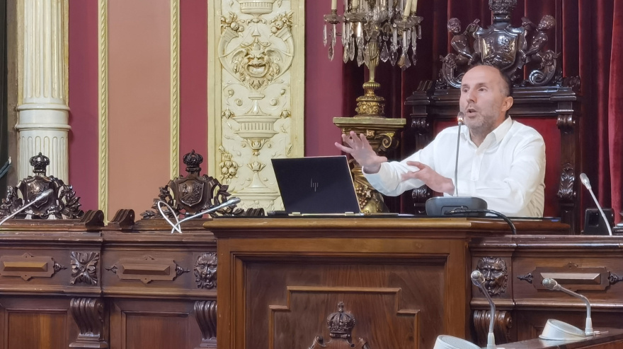 El alcalde de Ourense en el salón de plenos del Concello de Ourense