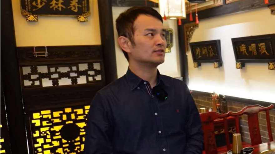 Luis, dueño de un buffet libre en declaracionea al youtuber Adrián G. Martin