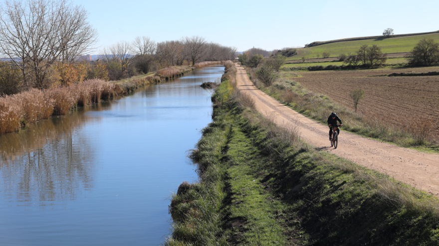 El Canal de Castilla, la gran ruta del interior que impulsa el turismo activo en Palencia