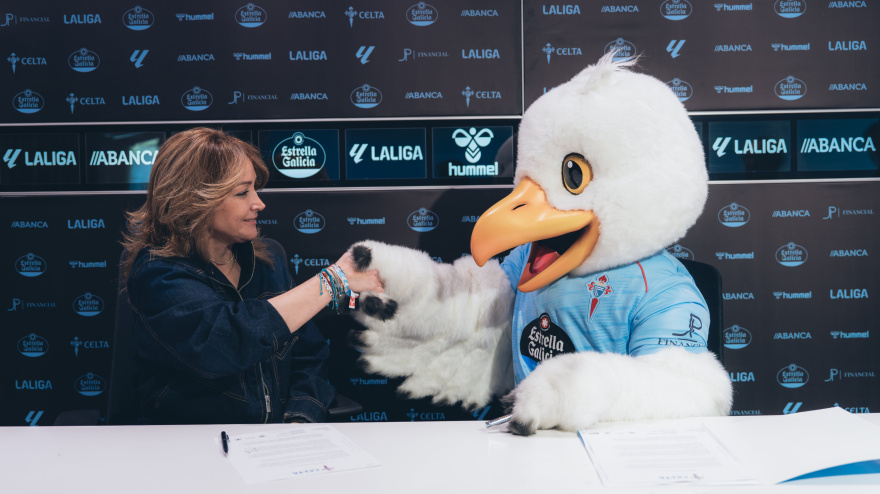 Marián Mouriño junto a Chiño, nueva mascota del Celta