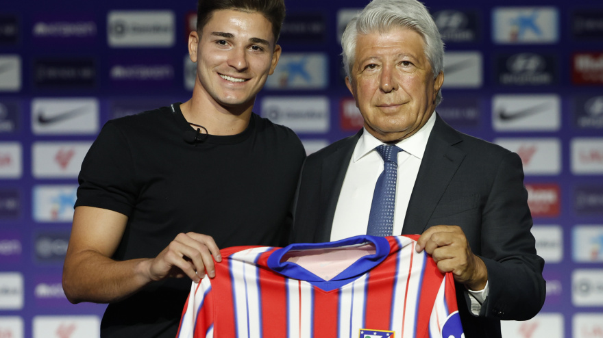 Enrique Cerezo posa con Julián Álvarez en su presentación como jugador del Atlético de Madrid.