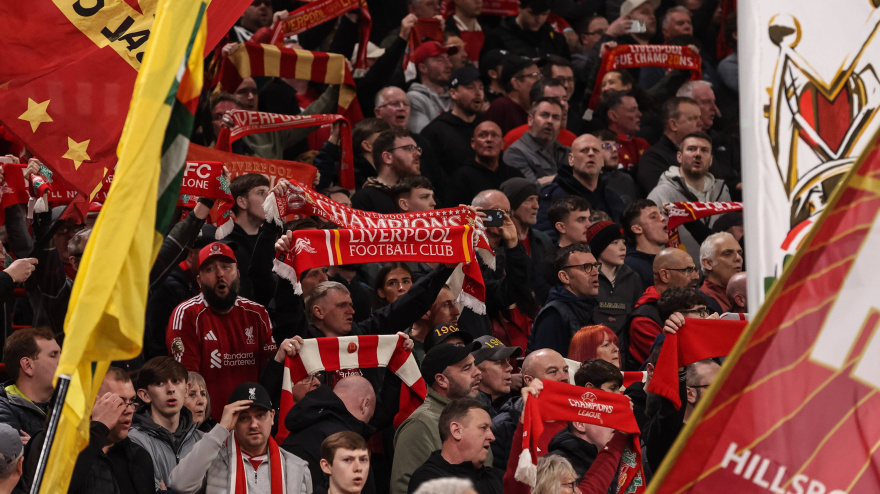 Hinchas del Liverpool en un partido de la Champions League esta temporada.