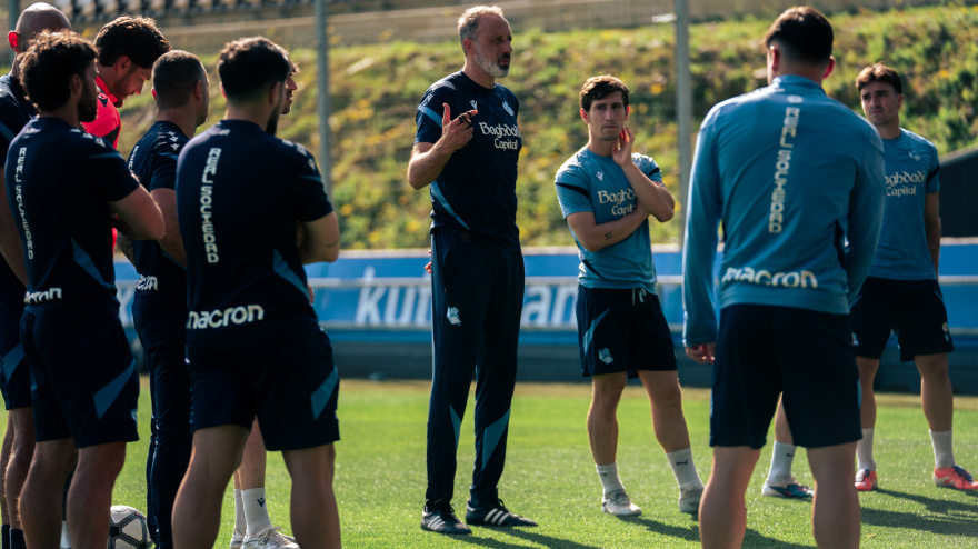 Rino Matarazzo en una charla durante un entrenamiento de la Real Sociedad en Zubieta