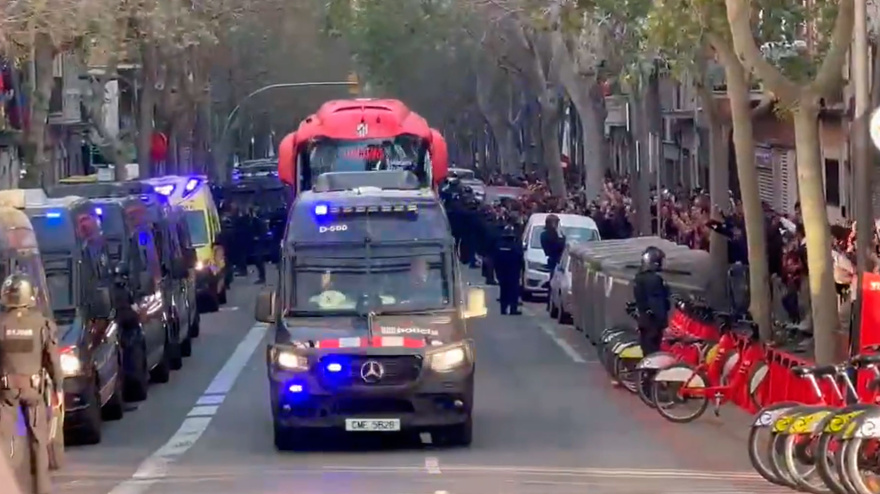 Llegada del autobús del Atlético al Camp Nou
