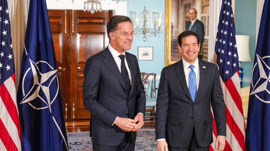 Fotografía cedida por el Departamento de Estado de Estados Unidos donde aparece su secretario, Marco Rubio (d), posando junto al secretario general de la OTAN, Mark Rutte (i), durante una reunión este miércoles en el Departamento de Estado en Washington (EE.UU.)