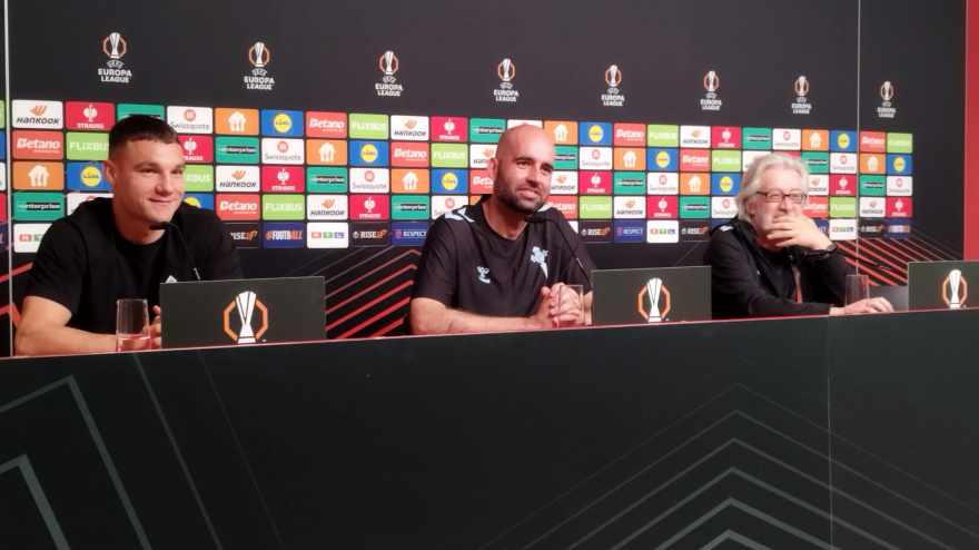Ferrán Jutglá y Claudio Giráldez, en la previa del choque ante el Friburgo, en el Europa Park Stadion