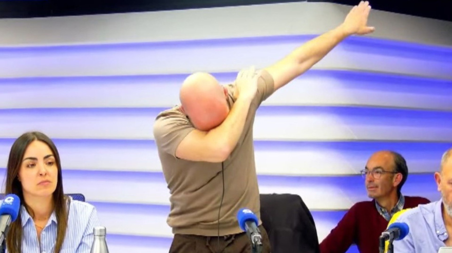 Gonzalo Miró celebrando el gol de Julián Álvarez en el FC Barcelona - Atlético de Madrid