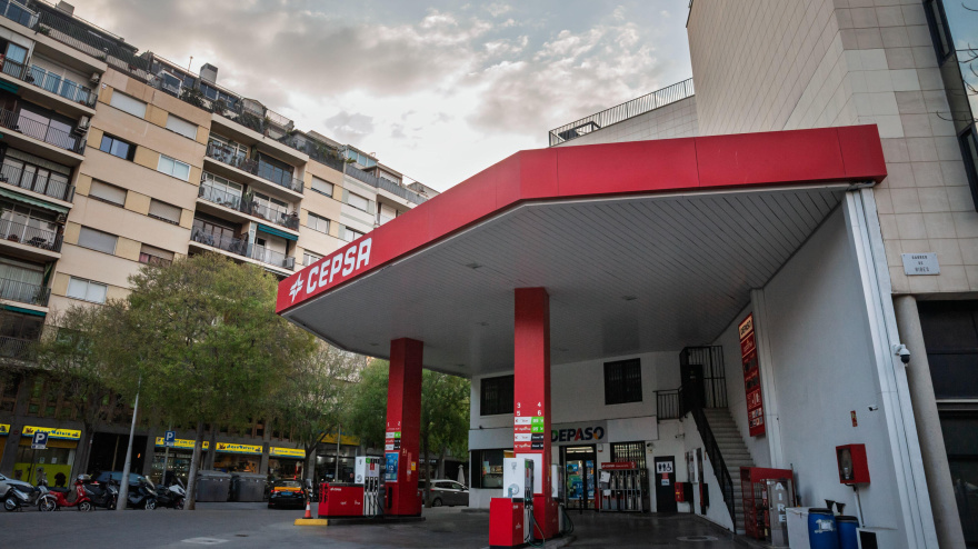 Logotipo de Cepsa en la marquesina de una gasolinera en Valencia, España.