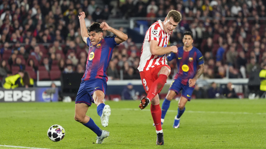 El delantero noruego del Atlético de Madrid, Alexander Sorloth (d), remata ante el defensor del FC Barcelona para conseguir el segundo gol del equipo rojiblanco durante el encuentro correspondiente a la ida de los cuartos de final de la Liga de Campeones