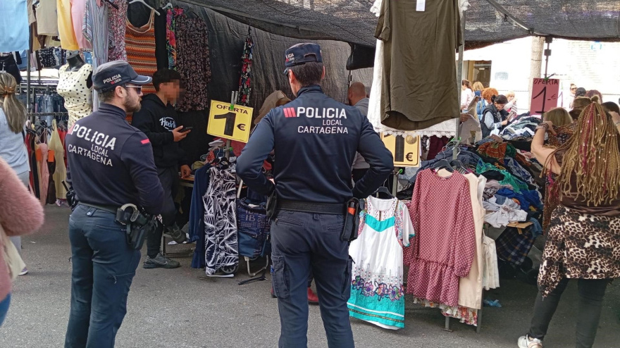 Agentes controlando mercadillos en Cartagena