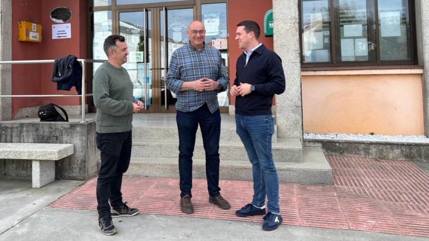 El alcalde, en el centro con el diputado Aitor Bouza