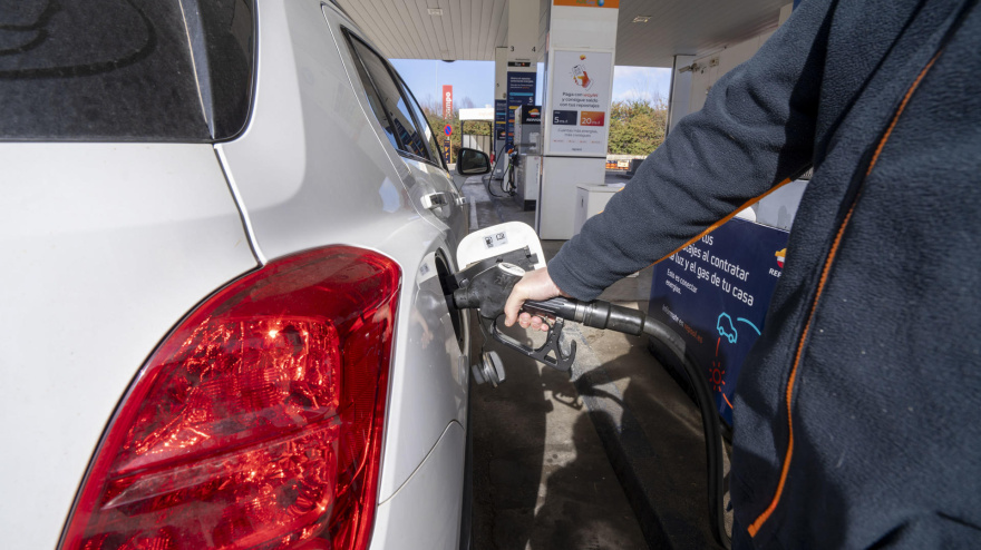 Un hombre reposta en una gasolinera en Teruel