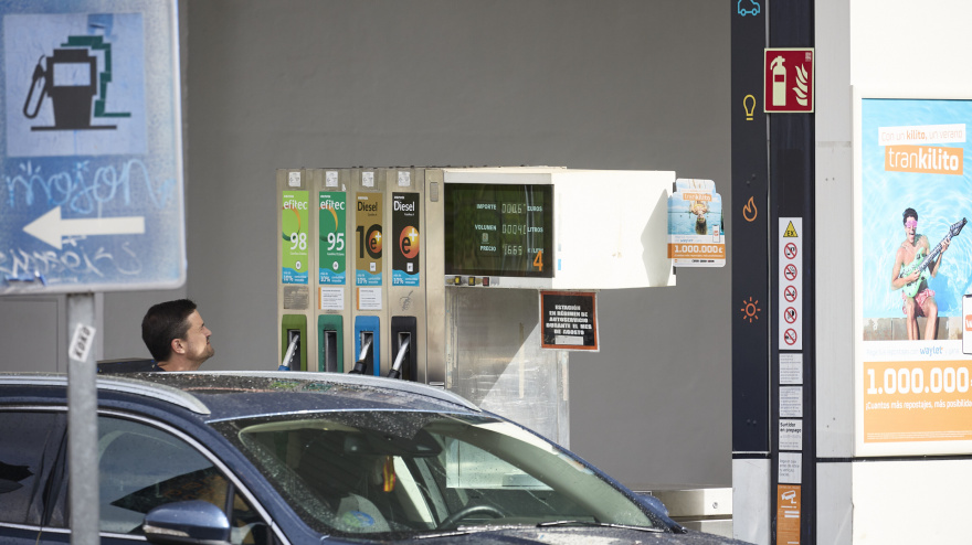 Imagen de archivo de un hombre repostando en una gasolinera en Madrid