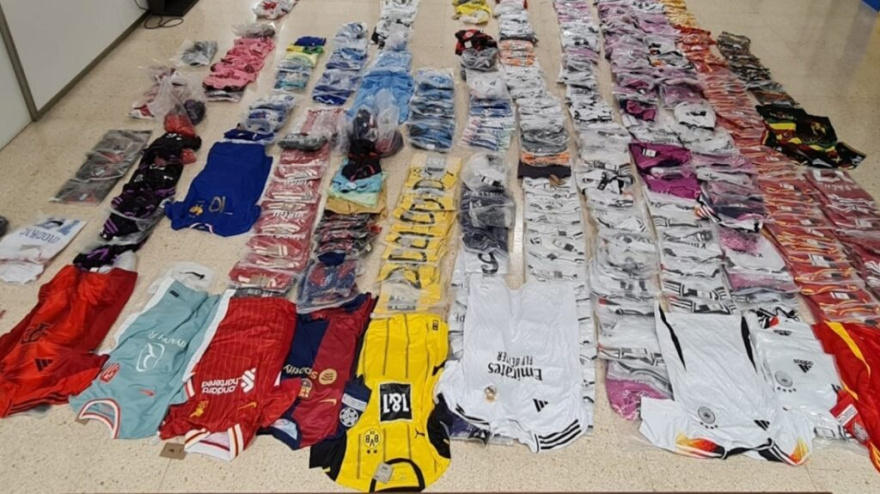 El negocio de las camisetas falsas resta millones de euros en ganancias a los clubes y selecciones.