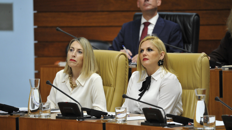 María Guardiola y Elena Manzano en el pleno de este jueves en la Asamblea