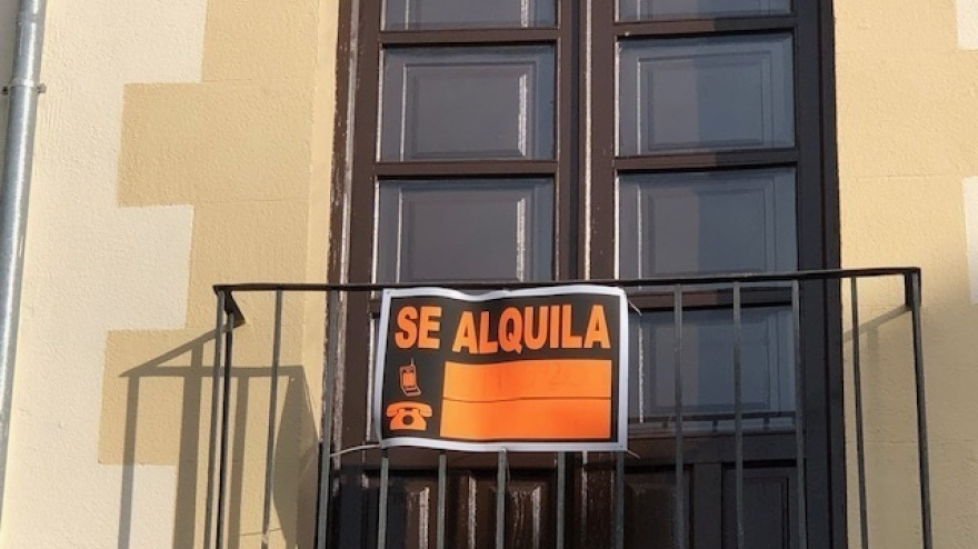 Cartel de 'Se alquila' en un balcón