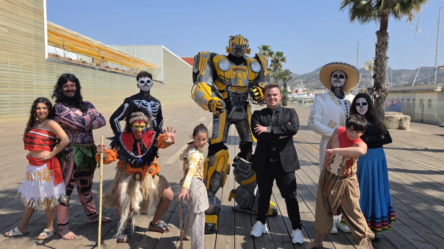 Abel junto a los artistas en las inmediaciones del Batel