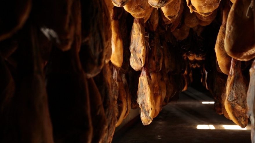 (Foto de ARCHIVO)Jamones de Jabugo (Huelva).REMITIDA / HANDOUT por AYUNTAMIENTO DE JABUGOFotografía remitida a medios de comunicación exclusivamente para ilustrar la noticia a la que hace referencia la imagen, y citando la procedencia de la imagen en la firma11/12/2025